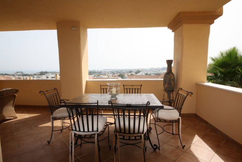 A luxury and spacious apartment with WiFi, Sky TV and an extensive terrace facing south-west. Enjoy the wonderful ambience, just relaxing or having dinner, on the sunny terrace with fantastic sea, coastal and mountain views. Only 10 mins stroll to the beaches and very heart of Puerto Banus marina.

