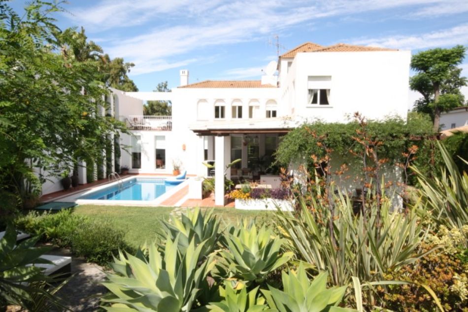 This is a beautiful family home in immaculate condition with a charming atmosphere, a pool and a large very private garden. This villa is situated in a quiet and sought-after area in Nueva Andalucia, conveniently situated close to all amenities, golf courses and the prestigious Yacht Harbor of Puerto Banus. On the lower level there is a great size lounge with fireplace, kitchen, dining area, bathroom and direct access from the kitchen out to the pool and terrace area. On the upper level you will find 4 bedrooms and 2 bathrooms, outside master bedroom a terrace overlooking pool and garden. On the top level another room which could be used as an office or relax room. This property has been updated over the years by its current owners and therefore in an immaculate condition.