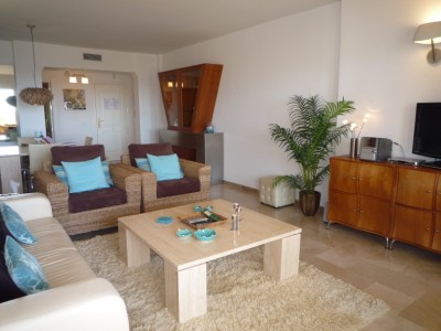 Luxury furnished apartment with an expansive and sunny terrace, situated within easy walking distance of all Puerto Banuss facilities including the beach. This spacious apartment is located in top quality community with manicured landscaped gardens and a magnificent communal pool.