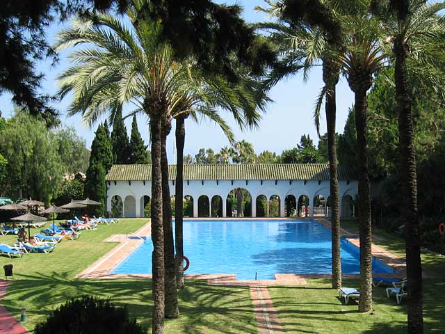 Luxury apartment with free Internet, situated in spectacular landscaped gardens with palm trees and 4 swimming pools (one heated), a restaurant, tennis courts and Jacuzzis. Perfectly located on Golden Mile, between Marbella & Puerto Banus.