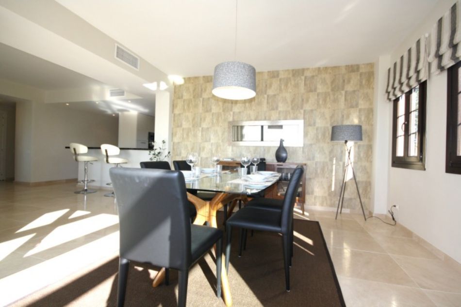 A wonderful and luxurious penthouse perfectly located at Centro Plaza, 7 minutes walk from the beaches and world famous marina Puerto Banus. Enjoy the stunning panoramic sea- and mountain views from the south-west facing terrace, decorated with modern lounge sofas, dining area and sun beds.