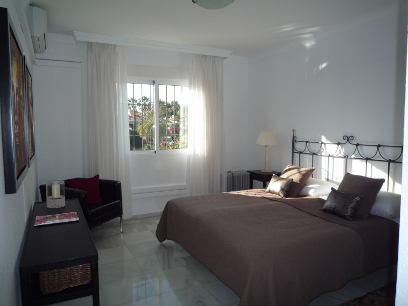 An exclusive and beautiful ground floor apartment ideally located at Centro Plaza, 7 minutes walk from the beach and famous marina of Puerto Banus. Enjoy the tranquility and the lovely gardens from the large and beautiful south-west terrace, furnished with modern lounge sofas and dining area.