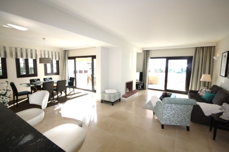 A wonderful and luxurious penthouse perfectly located at Centro Plaza, 7 minutes walk from the beaches and world famous marina Puerto Banus. Enjoy the stunning panoramic sea- and mountain views from the south-west facing terrace, decorated with modern lounge sofas, dining area and sun beds.