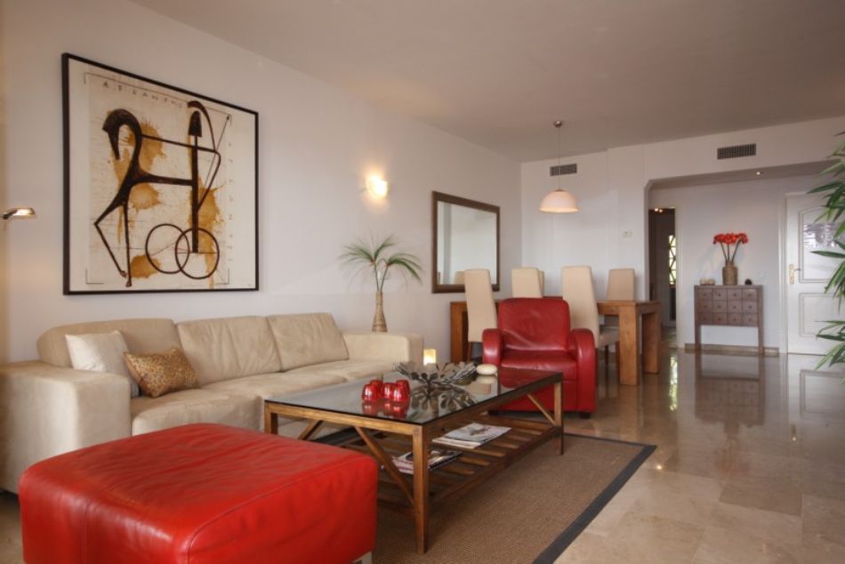 A luxury and spacious apartment with WiFi, Sky TV and an extensive terrace facing south-west. Enjoy the wonderful ambience, just relaxing or having dinner, on the sunny terrace with fantastic sea, coastal and mountain views. Only 10 mins stroll to the beaches and very heart of Puerto Banus marina.

