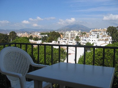 This charming apartment is ideal for those who want a hide-away place, surrounded by landscaped gardens and with views from the blue waters of the bay of Puerto Banus to the magical mountains.