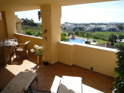 Luxury furnished apartment with an expansive and sunny terrace, situated within easy walking distance of all Puerto Banuss facilities including the beach. This spacious apartment is located in top quality community with manicured landscaped gardens and a magnificent communal pool.